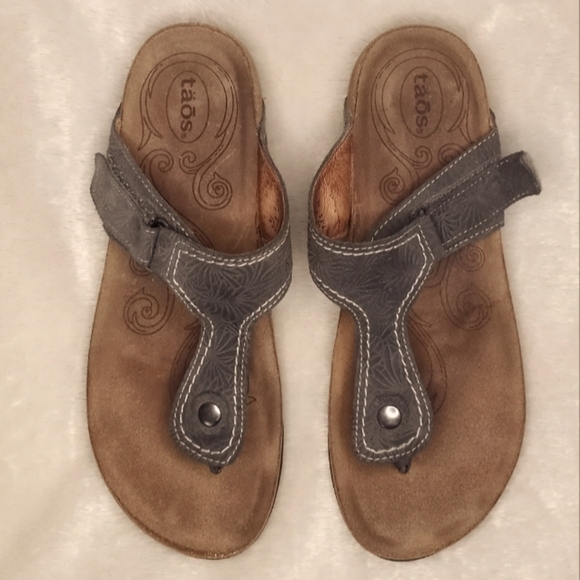Taos Lucy Boho Embossed Leather Made Spain Comfy Cushioned Footbed Taupe Sandal - Picture 1 of 5